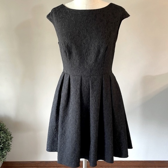 CYNTHIA STEFFE Jacquard textured SKATER cocktail DRESS / BLACK / Box PLEATS 8 - Picture 1 of 14